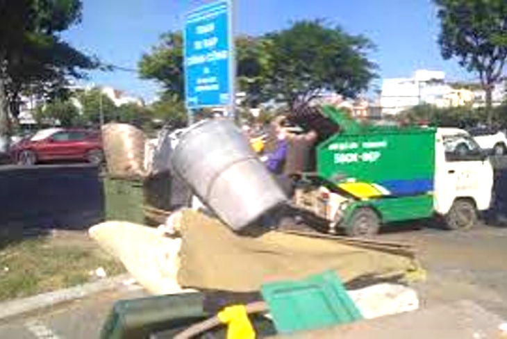 Chở phế thải tới điểm tập kết r&aacute;c Đ&agrave; Nẵng