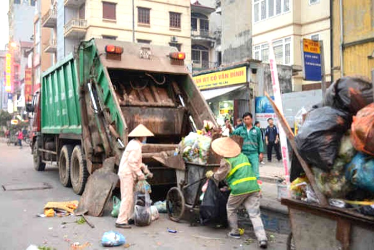 Xe chở phế thải x&acirc;y dựng tới nơi tiếp nhận