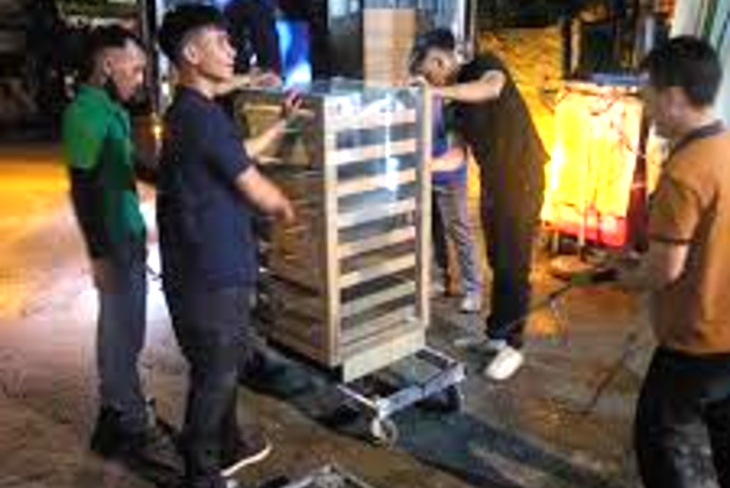 Chở nội thất cũ đi đổ cho cơ sở kinh doanh