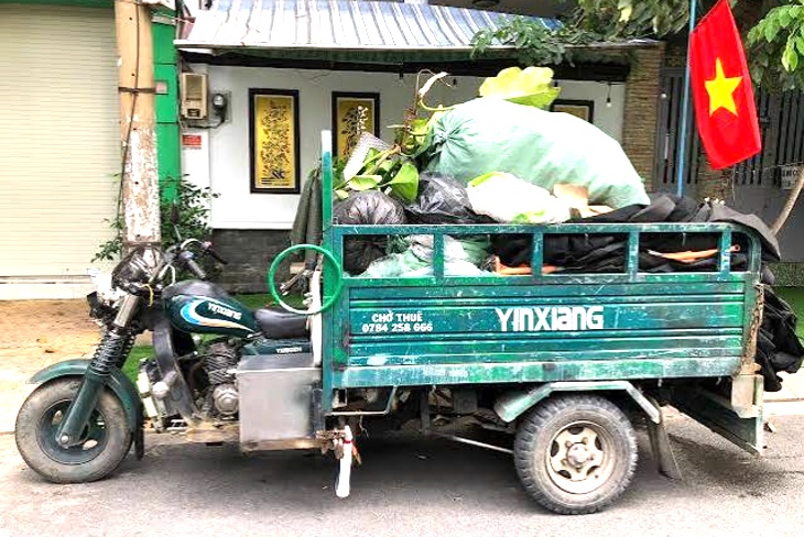 Xe chở phế thải c&ocirc;ng tr&igrave;nh theo tiến độ