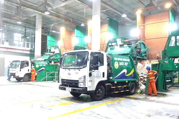 Bốc phế thải l&ecirc;n xe tại c&ocirc;ng tr&igrave;nh