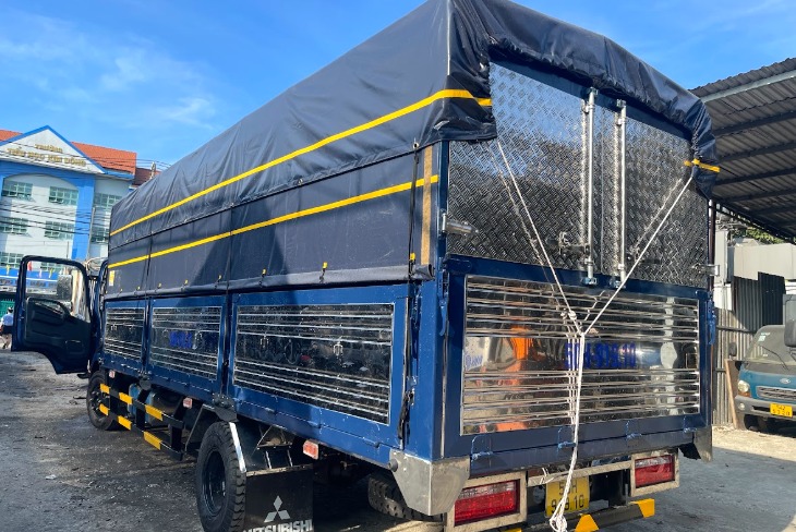 Xe đầu k&eacute;o container 20 tấn chở h&agrave;ng nặng