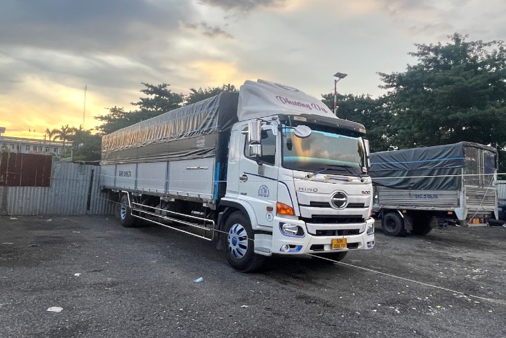 Đầu k&eacute;o container bốc xếp tận nơi tại TPHCM