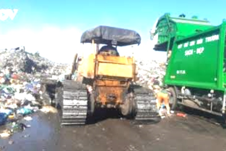 Đội xe chở rác cho cơ sở kinh doanh