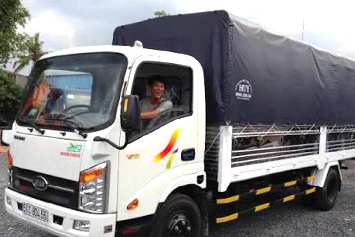 Xe tải thùng kín 1.25 tấn chở hàng