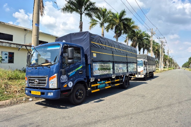 Xe tải th&ugrave;ng bạt 1 tấn chở h&agrave;ng