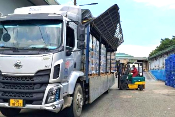 Xe tải mui bạt 15 tấn chở vật liệu xây dựng