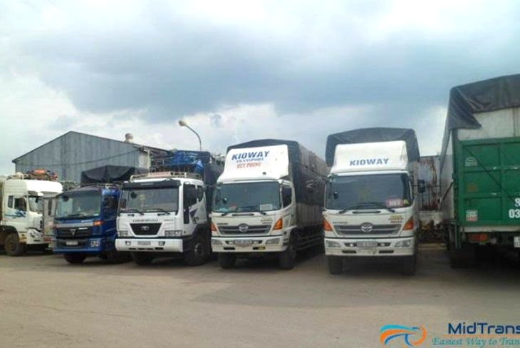 Xe tải chở hàng 8 tấn tại khu công nghiệp TPHCM chuẩn bị đi Hà Nội