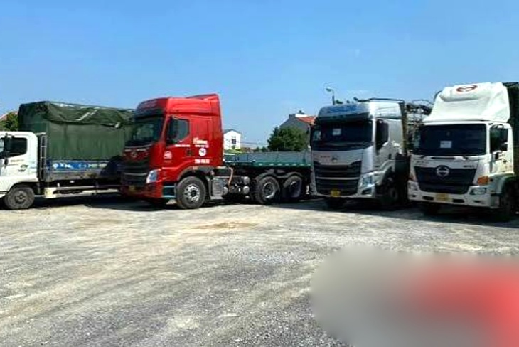 Chở kính xây dựng bằng xe tải