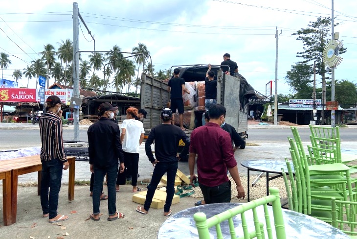 Đội chuyển nhà trọn gói TPHCM đi Cà Mau chằng buộc đồ gỗ và đồ thờ trên xe trước chặng đường dài