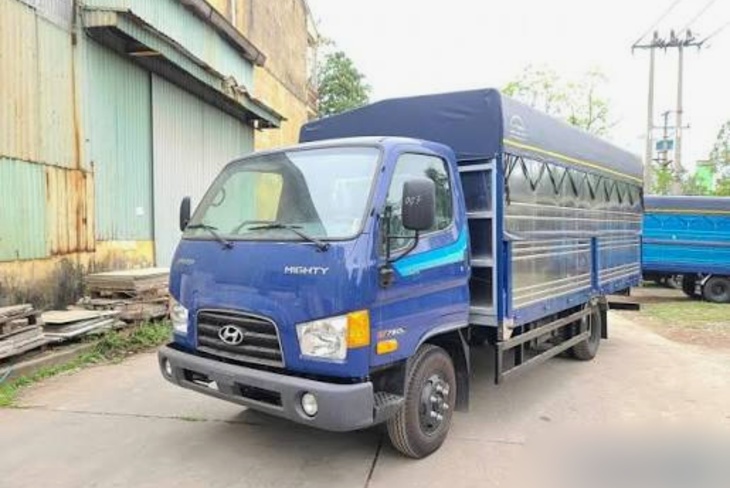 Chuyển nhà trọn gói TPHCM đi Hải Dương, tủ gỗ quấn màng co và bọc mút trước khi lên xe