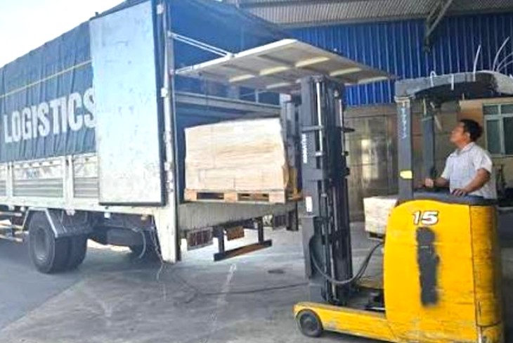 Chuyển nhà trọn gói TPHCM đi Phú Thọ, máy móc và đồ gỗ được chằng chắc trước chặng ra Việt Trì