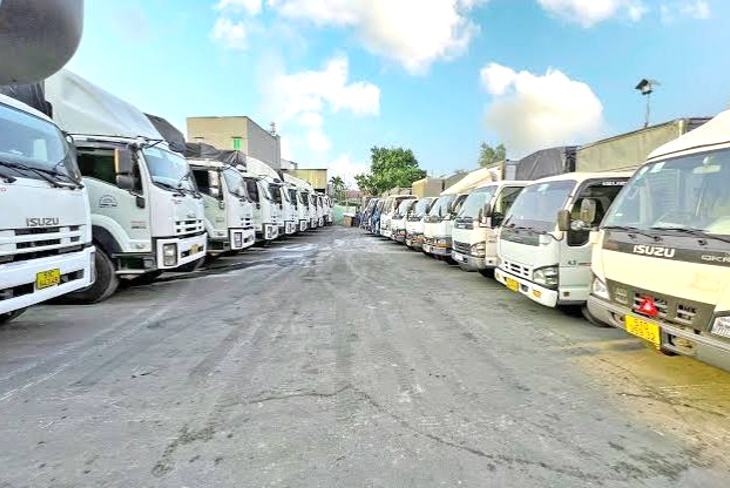 Chuyển nhà trọn gói TPHCM đi Thái Bình, tủ kính và két sắt được chằng chắc trong thùng xe