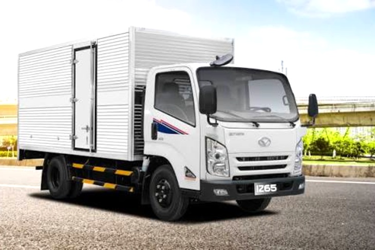 Chuyển nhà trọn gói TPHCM đi Trà Vinh: đội bọc tủ thờ, bó cửa sắt và bồn nước trước khi bốc lên xe