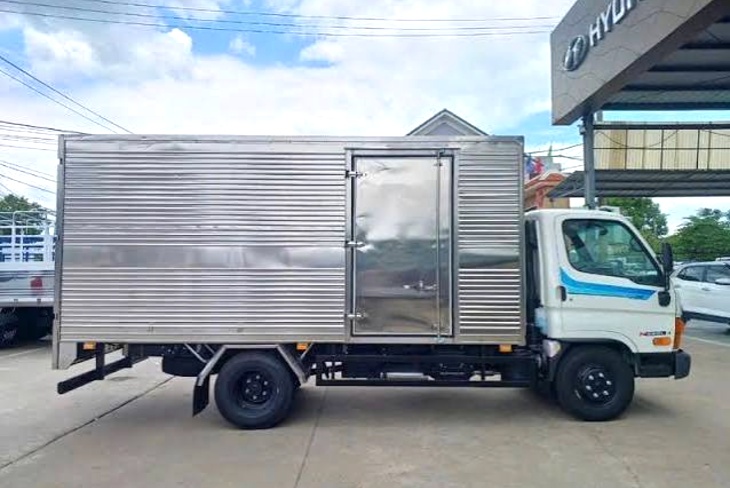 Đưa m&aacute;y cũ l&ecirc;n xe tải trả về kho