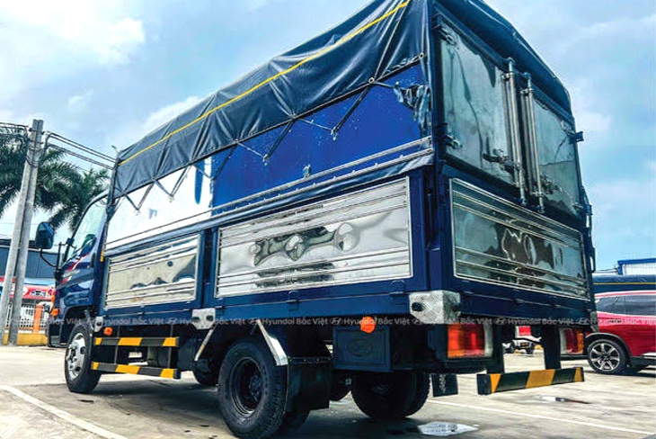 Xe 10 tấn chở 56 khối hàng nhẹ