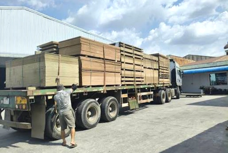 Xe container TPHCM đi Đà Nẵng chờ đóng hàng tại kho khu công nghiệp
