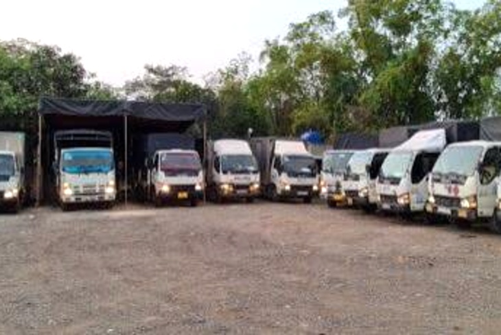 Xe đầu k&eacute;o container v&agrave;o kho cần chỗ quay đầu