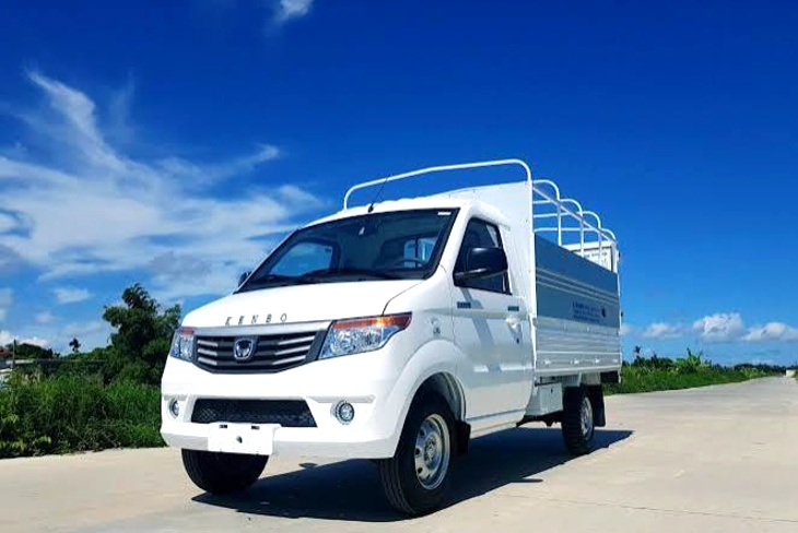 Xe tải 1 tấn Hà Nội Đà Nẵng chờ bốc lô hàng nhỏ ở kho