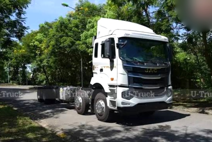 Xe tải 6m c&oacute; b&agrave;n n&acirc;ng hạ tại Quận 1 giao h&agrave;ng nh&agrave; h&agrave;ng