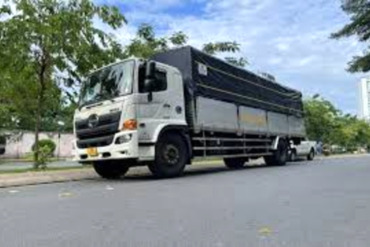 Xe tải 8 tấn Hà Nội Đà Nẵng chờ bốc hàng ở kho