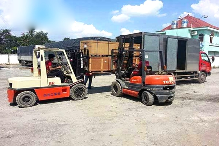 Xe tải 8 tấn TPHCM đi Đà Nẵng chờ xếp hàng tại kho khu công nghiệp