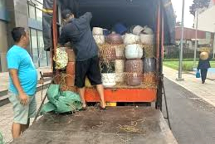 Xe tải chở hàng Cẩm Lệ Đà Nẵng bốc hàng pallet trước cổng kho xưởng