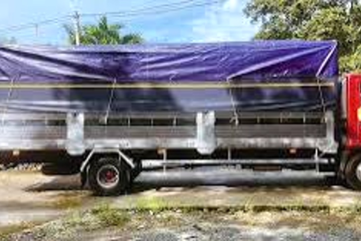 Xe tải chở h&agrave;ng H&ograve;a Vang Đ&agrave; Nẵng dừng bốc h&agrave;ng b&ecirc;n đường th&ocirc;n